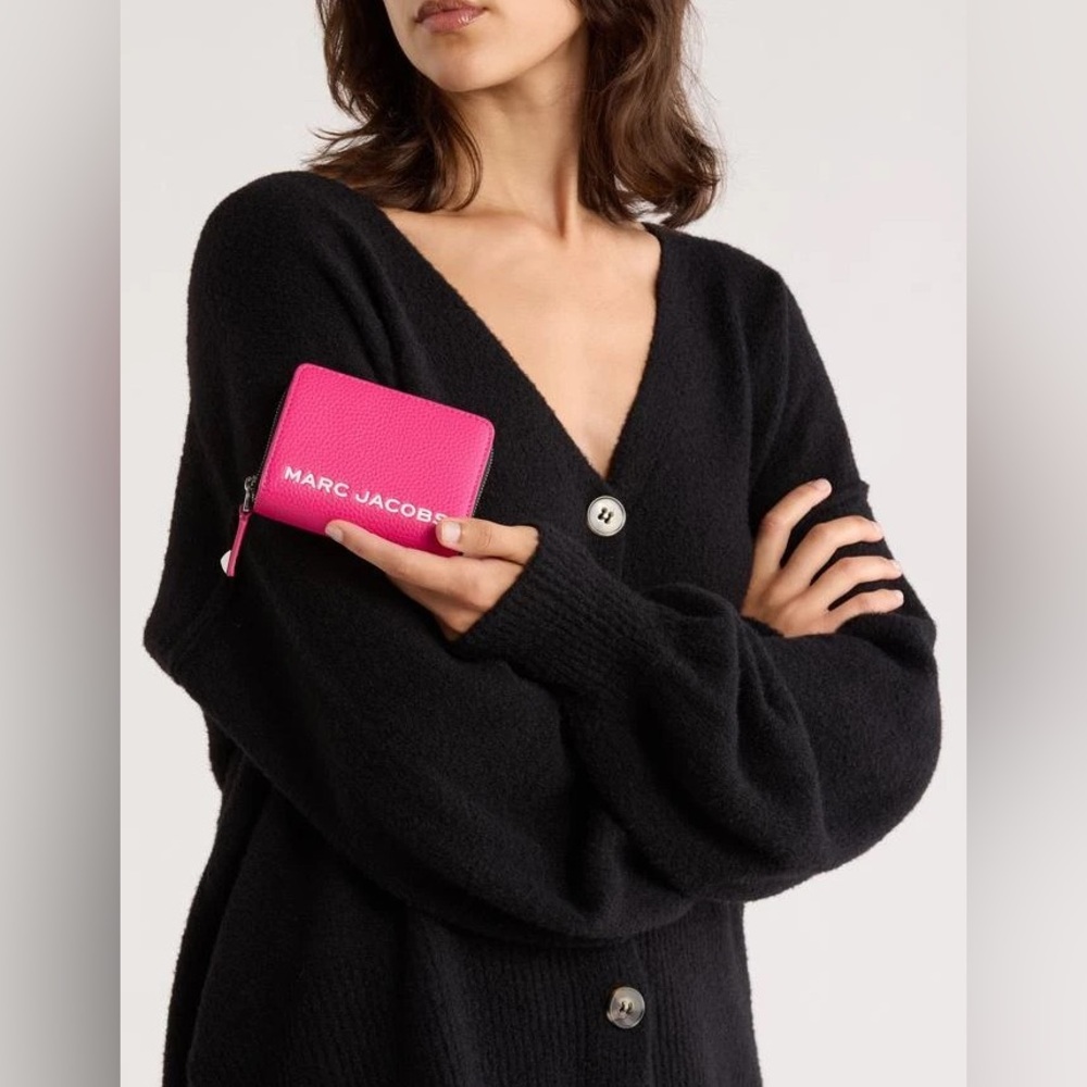 🔥🔥🔥 Marc Jacobs Women’s Bold SLG Mini Compact Wallet in Hot Pink